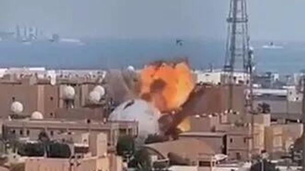 Кадр, предположительно, попадания иранского дрона по объекту на военной базе США в Бахрейне