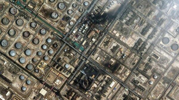 ‼ В Сети распространяются, как заявляется, спутниковые снимки последствий взрывов на НПЗ в Саудовской Аравии