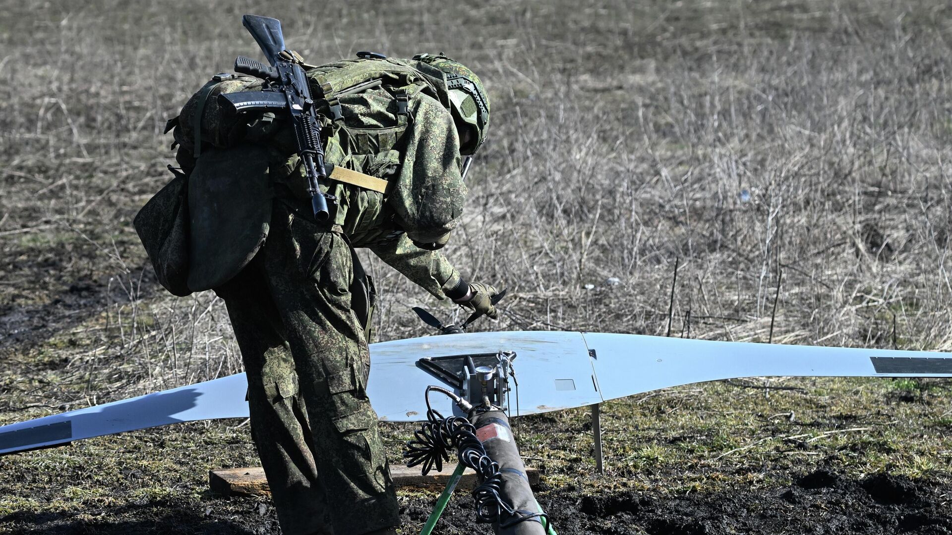 Боевая работа расчета БПЛА Supercam S350 группировки войск Центр на Днепропетровском направлении СВО - РИА Новости, 1920, 04.03.2026