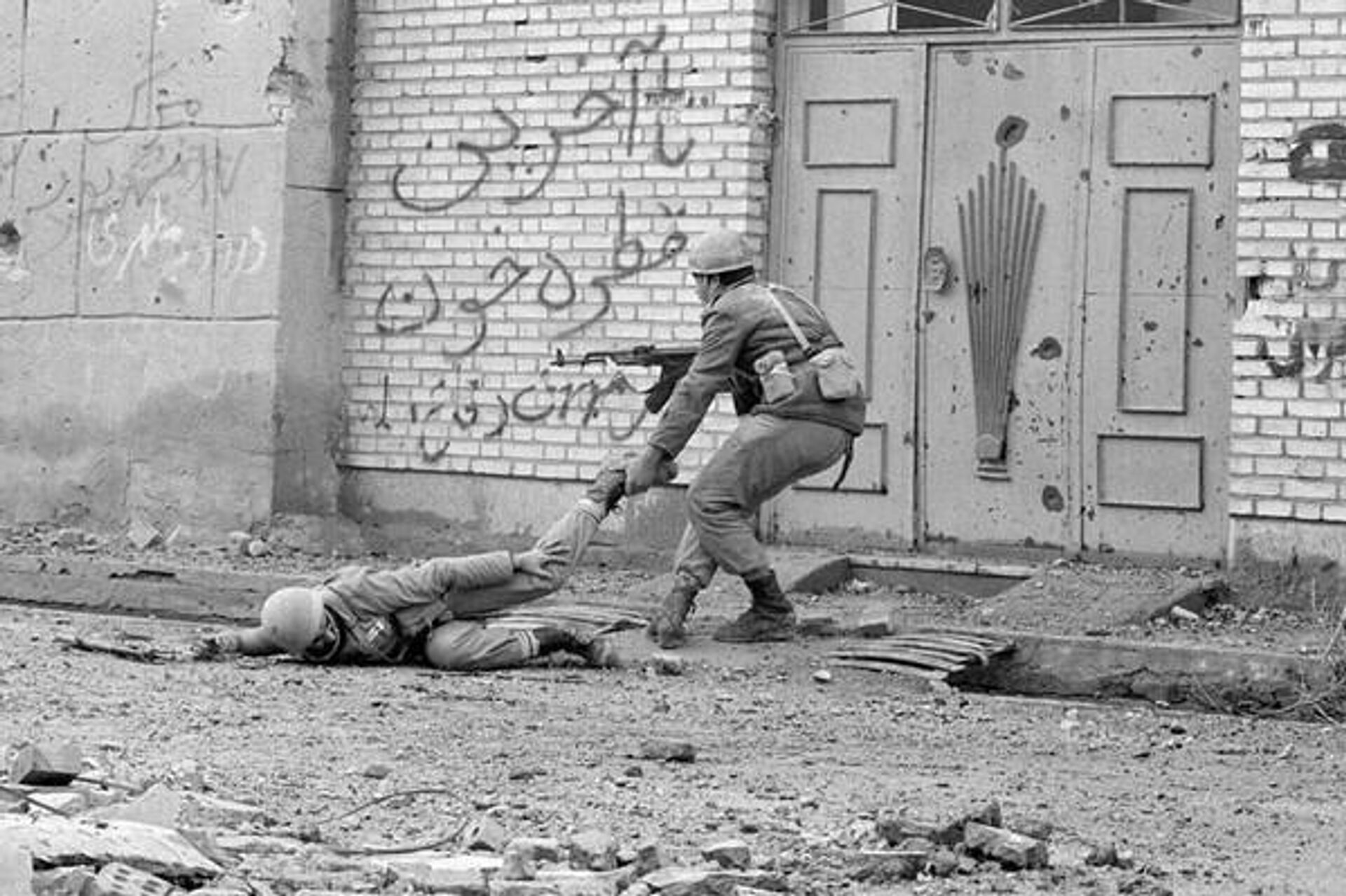 Ирано-Иракская война, бои в Хорремшехре. Надпись на стене: Будем защищать Родину до последней капли крови Ирано-Иракская война, бои в Хорремшехре. Надпись на стене: Будем защищать Родину до последней капли крови - РИА Новости, 1920, 04.03.2026