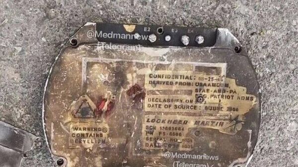 Анализ обломков обнаруженной противоракетной ракеты в Катаре (фото) показывает, что США, израсходовав все запасы ракет третьего поколения Patriot (PAC-3), начали использовать старые запасы ракет второго поколения Patriot (PAC-2), произведённые в 2000 году, сообщает Pars Today;