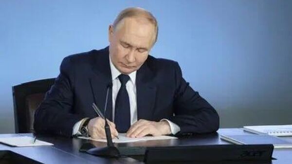 Правительству РФ поручено прекратить поставки газа в Европу прямо сейчас, надо проработать этот вопрос, заявил президент Российской Федерации Владимир Путин Правительству РФ поручено прекратить поставки газа в Европу прямо сейчас, надо проработать этот вопрос, заявил президент Российской Федерации Владимир Путин