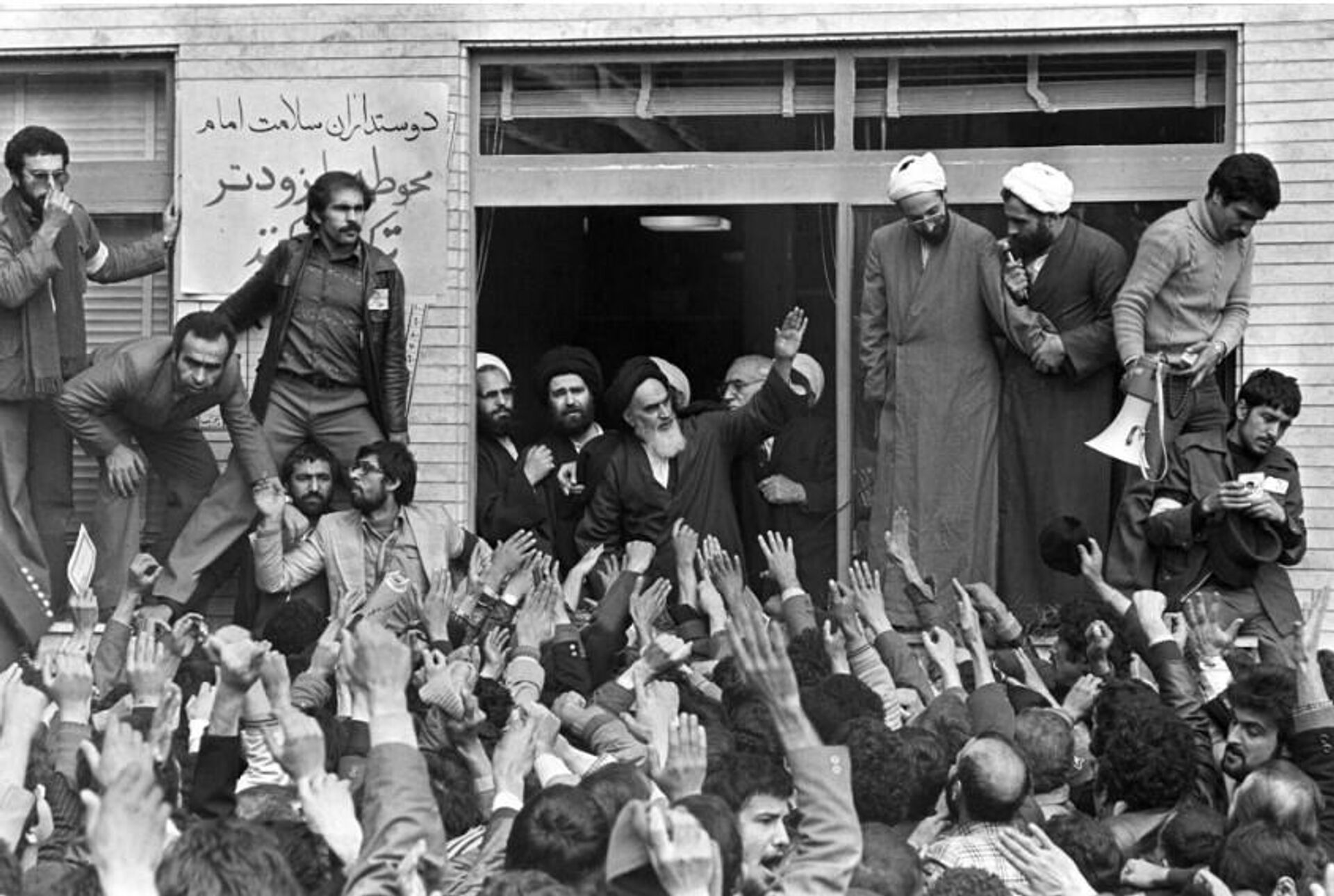 Встреча аятоллы Хомейни в Иране, 1979 год - РИА Новости, 1920, 06.03.2026