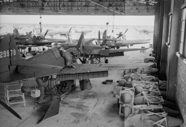Цех по сборке поставляемых по ленд-лизу американских самолётов в Иране, март 1943 года