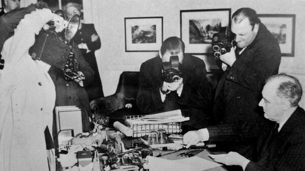 Франклин Делано Рузвельт подписывает закон о ленд-лизе 11 марта 1941 года