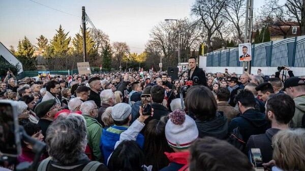 ‼ Жители Венгрии устроили акцию протеста у посольства Украины в Будапеште