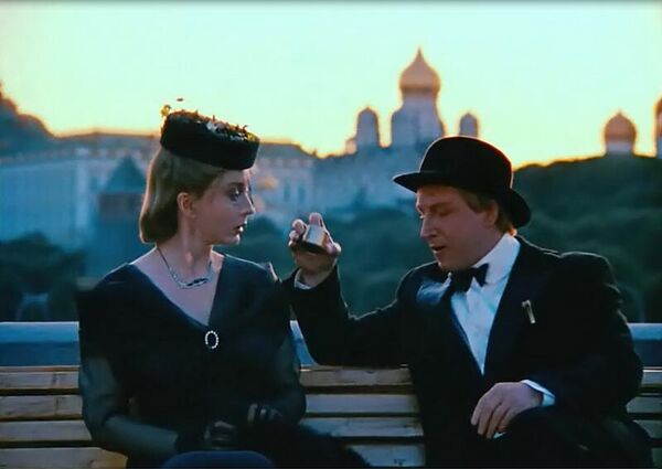 Анастасия Вертинская в роли Маргариты и Владимир Стеклов в роли Азазелло. Кадр из фильма Мастер и Маргарита, 1994 год 