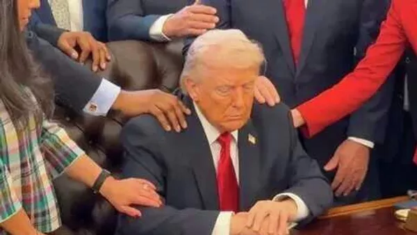 Трамп во время камлания в Белом доме