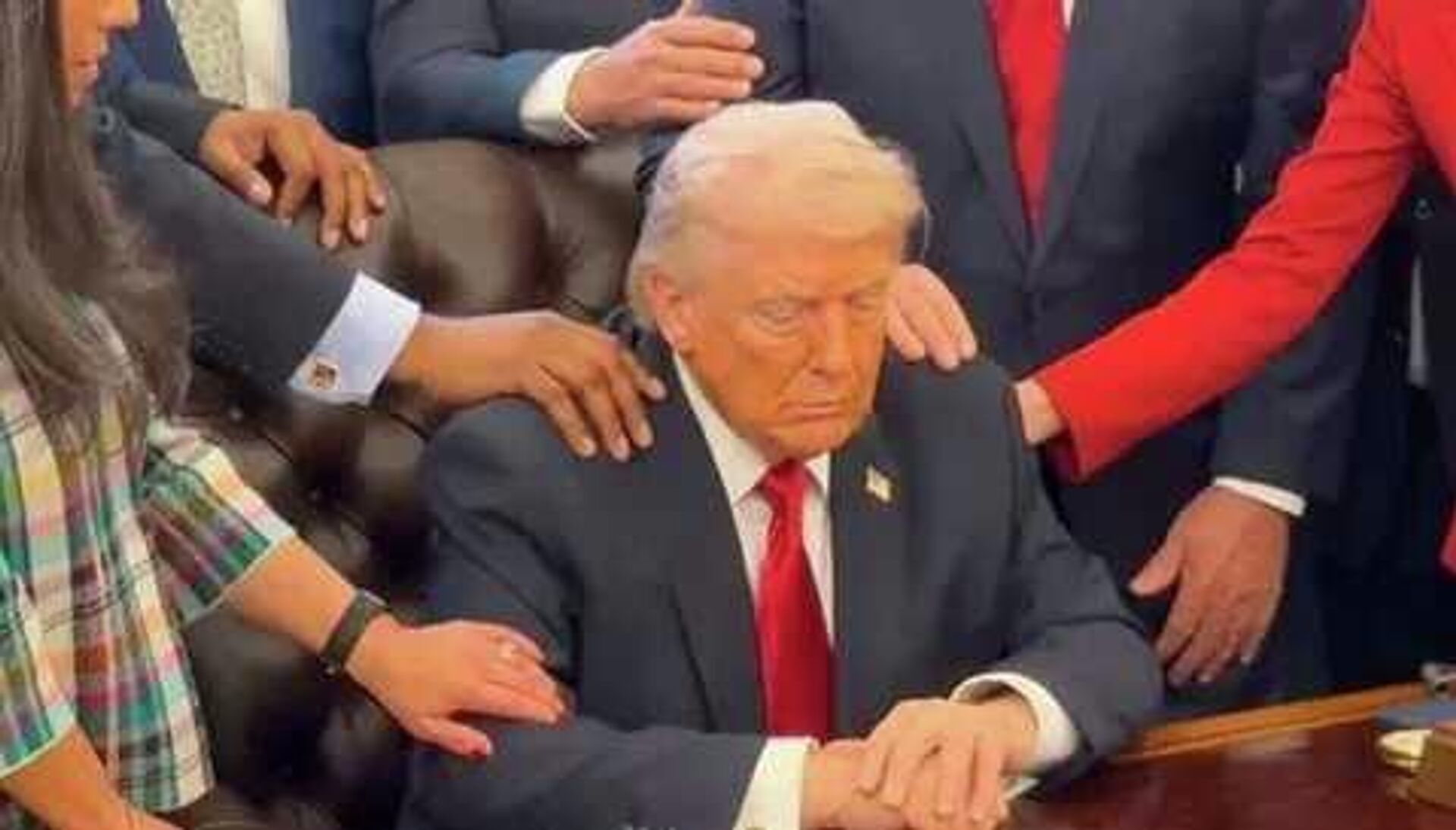 Трамп во время камлания в Белом доме - РИА Новости, 1920, 20.04.2026