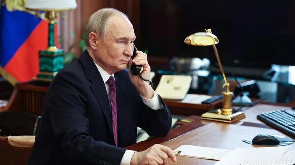 Президент России Владимир Путин во время телефонного разговора