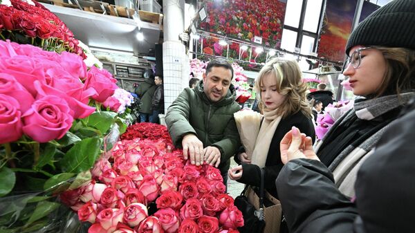 Продажа цветов к 8 Марта на Рижском рынке в Москве Продажа цветов к 8 Марта на Рижском рынке в Москве