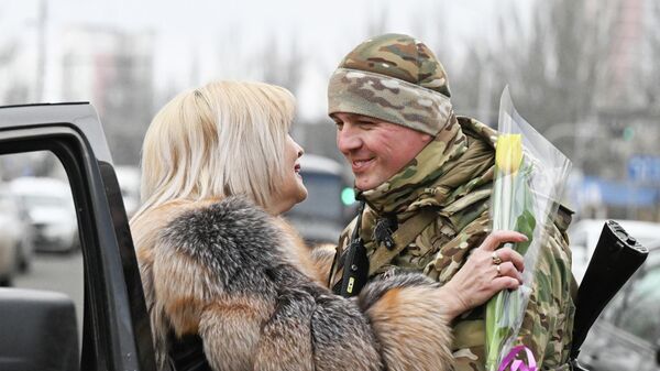 Инспекторы ВАИ группировки войск Центр поздравляют с 8 Марта женщин в Донецке Инспекторы ВАИ группировки войск Центр поздравляют с 8 Марта женщин в Донецке