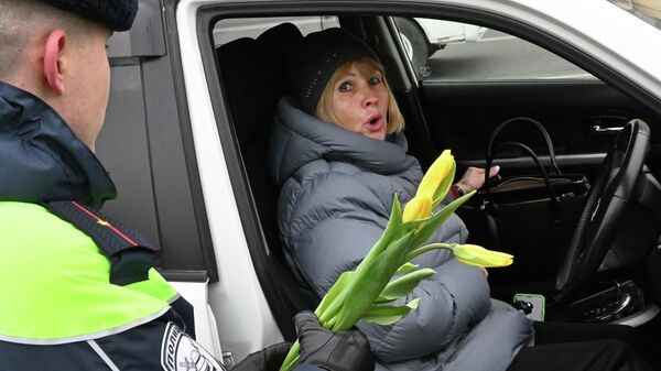 Сотрудники ДПС поздравляют женщин-водителей с 8 Марта Сотрудники ДПС поздравляют женщин-водителей с 8 Марта