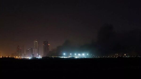 Дым поднимается над военной базой США в Бахрейне после иранского удара