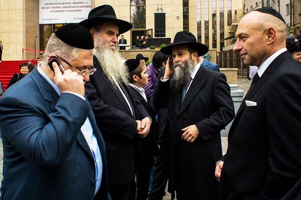 Игорь Коломойский (слева) и Геннадий Боголюбов (справа). Второй справа вероятно ребе Шмуэль Каминецкий. Фото из социальных сетей