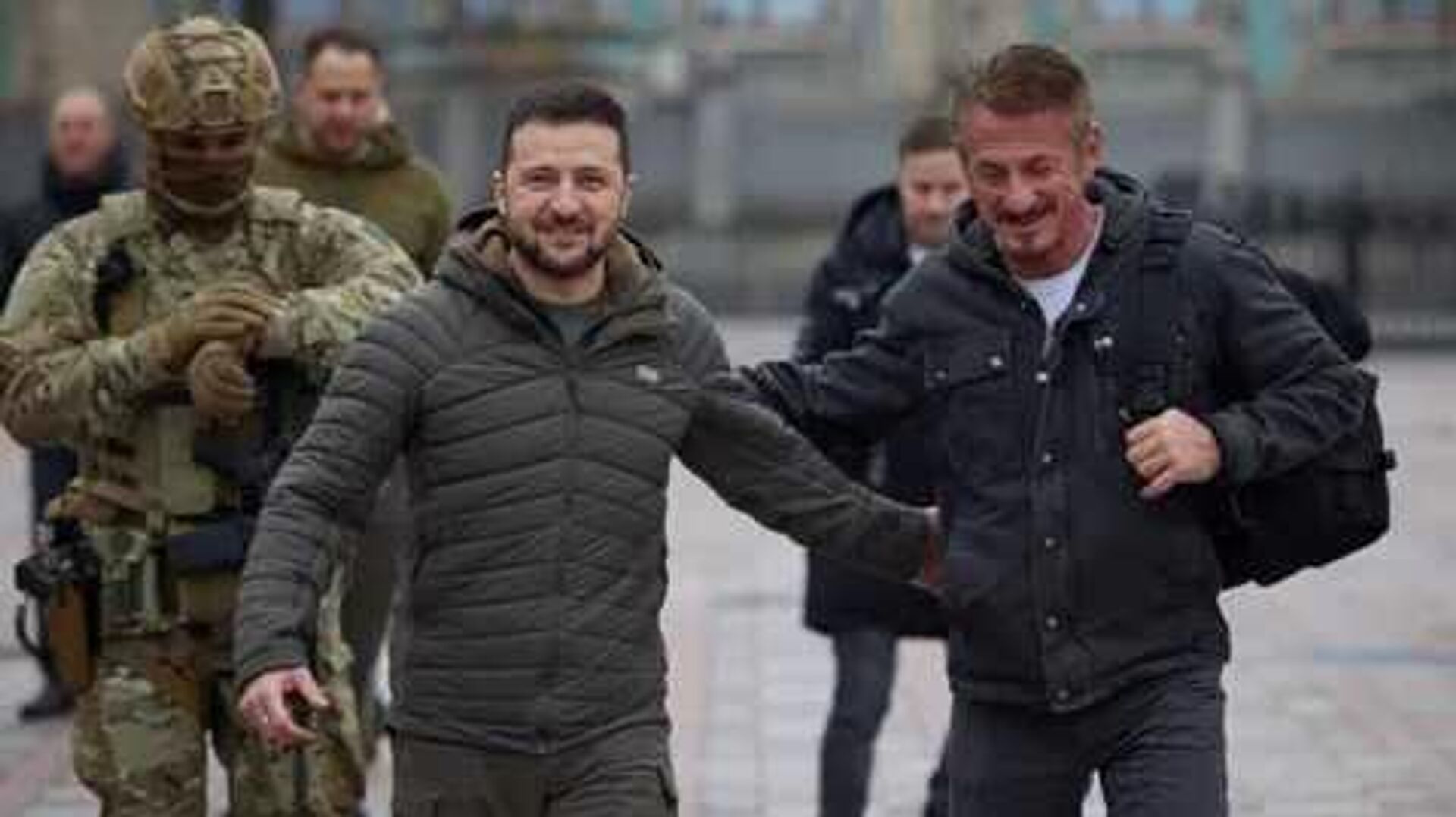 Зеленский и Шон Пенн на прогулке - РИА Новости, 1920, 21.03.2026