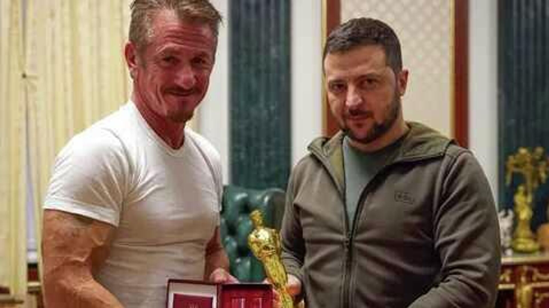 Зеленский вручает Шону Пенну Оскар - РИА Новости, 1920, 21.03.2026