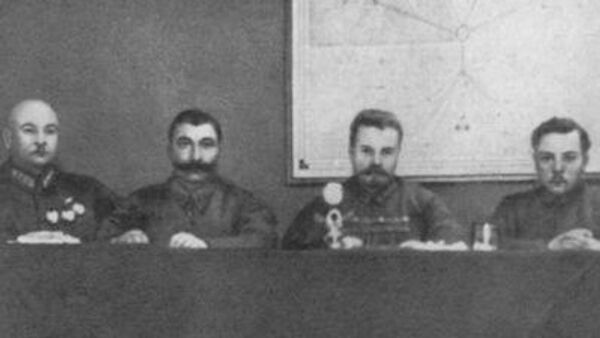 Григорий Котовский, Семён Будённый, Михаил Фрунзе и Климент Ворошилов на заседании Реввоенсовета в 1925 году