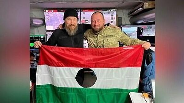 Мадьяр и посол Украины в Венгрии с изуродованным флагом Венгрии 