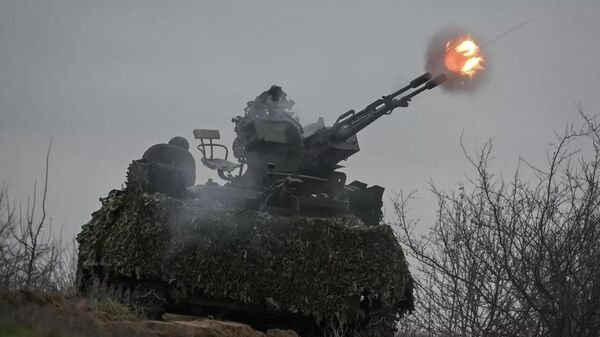 Военнослужащие ведут огонь из зенитной установки ЗУ-23