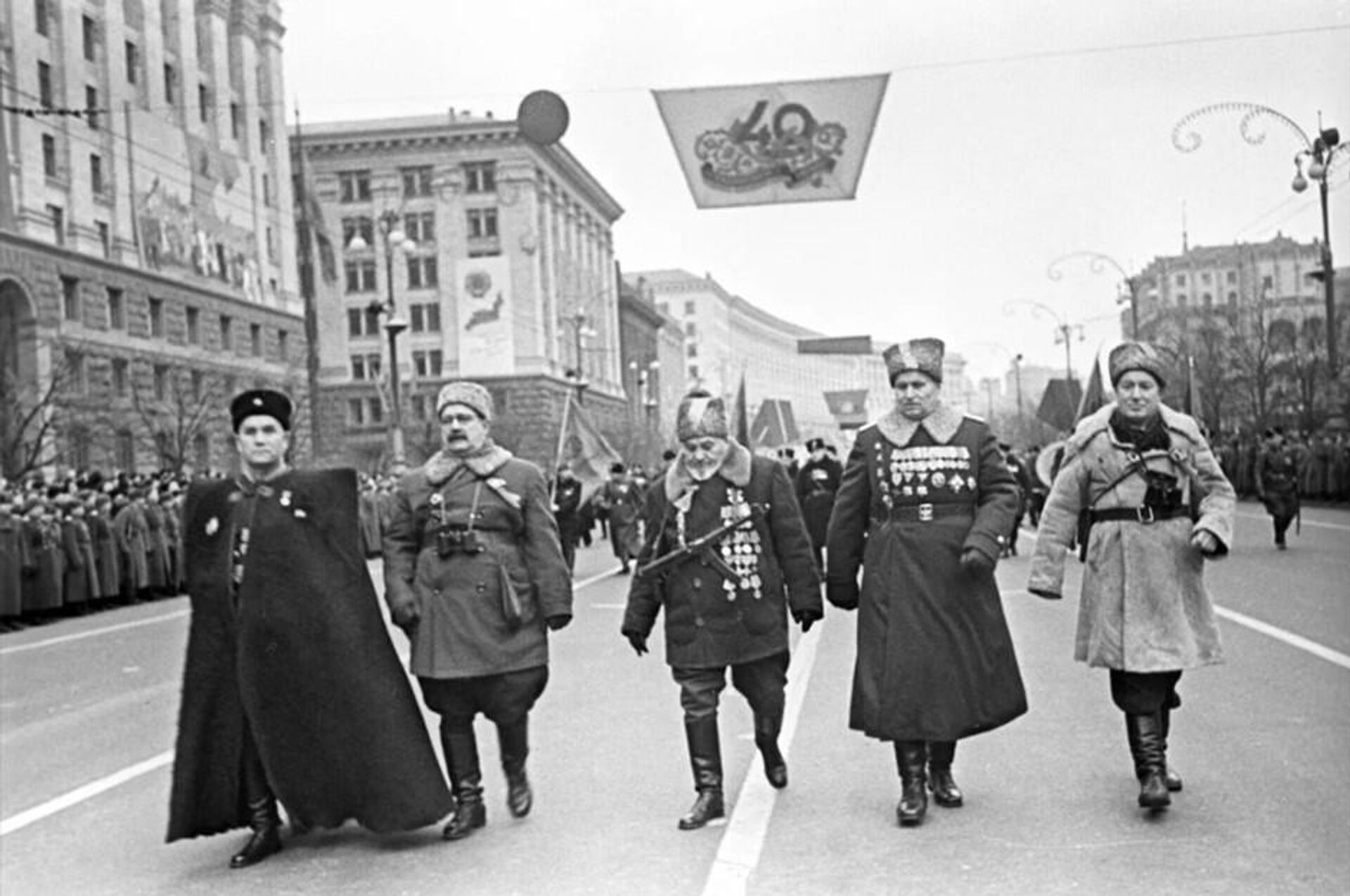 Руководители украинских партизан на параде в честь 40-летия УССР в декабре 1957 года. В центре - Алексей Фёдоров, Сидор Ковпак и Тимофей Строкач - РИА Новости, 1920, 28.03.2026