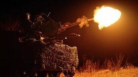 Военнослужащий ведет огонь из зенитной установки ЗУ-23