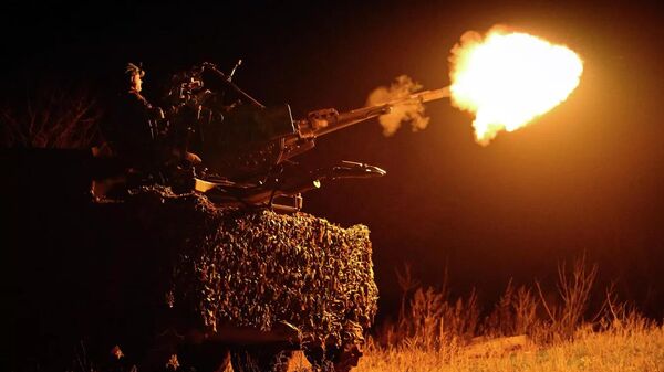 Военнослужащий ведет огонь из зенитной установки ЗУ-23