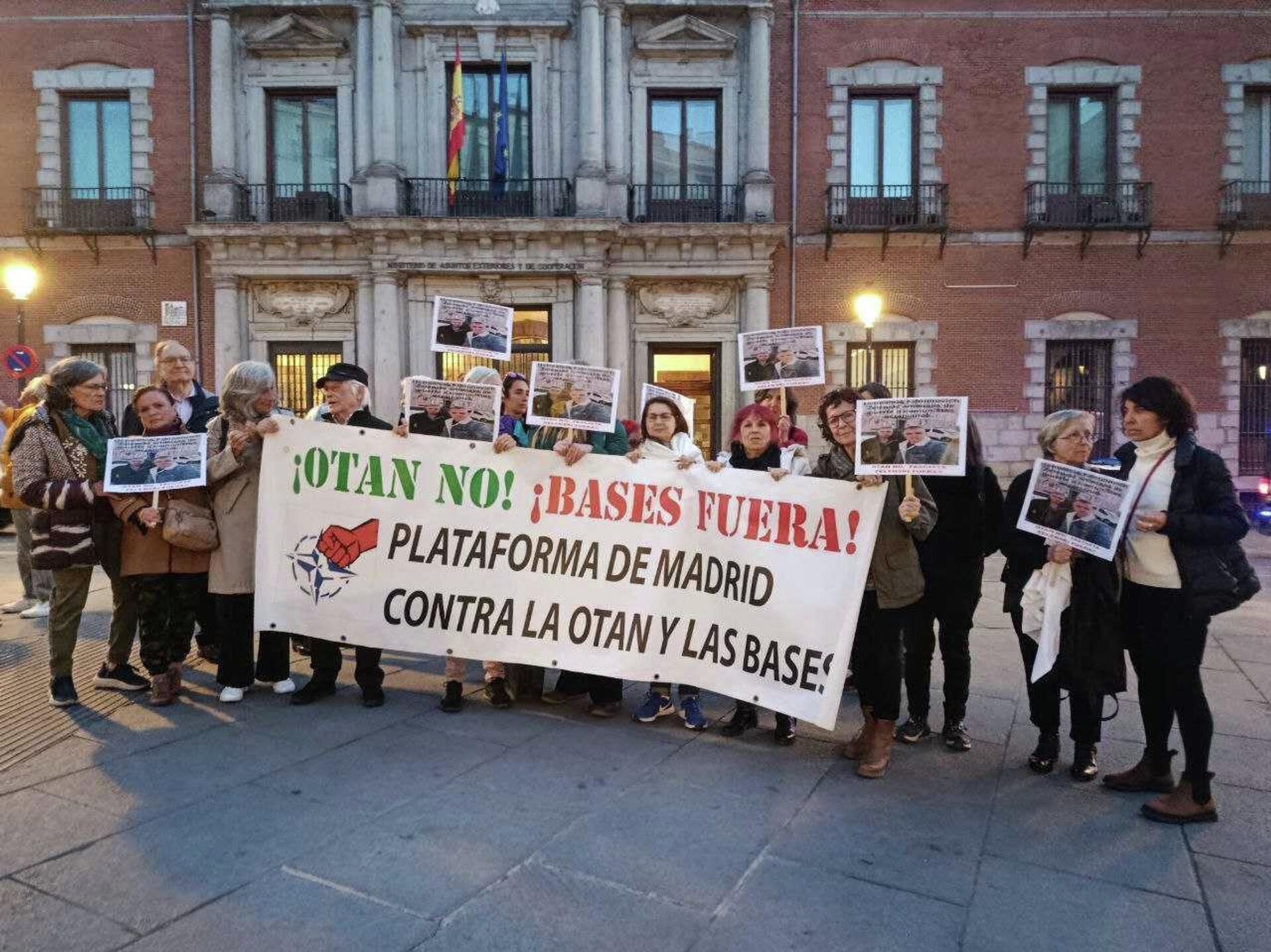 Митинг в поддержку Кононовичей в Мадриде - РИА Новости, 1920, 26.03.2026