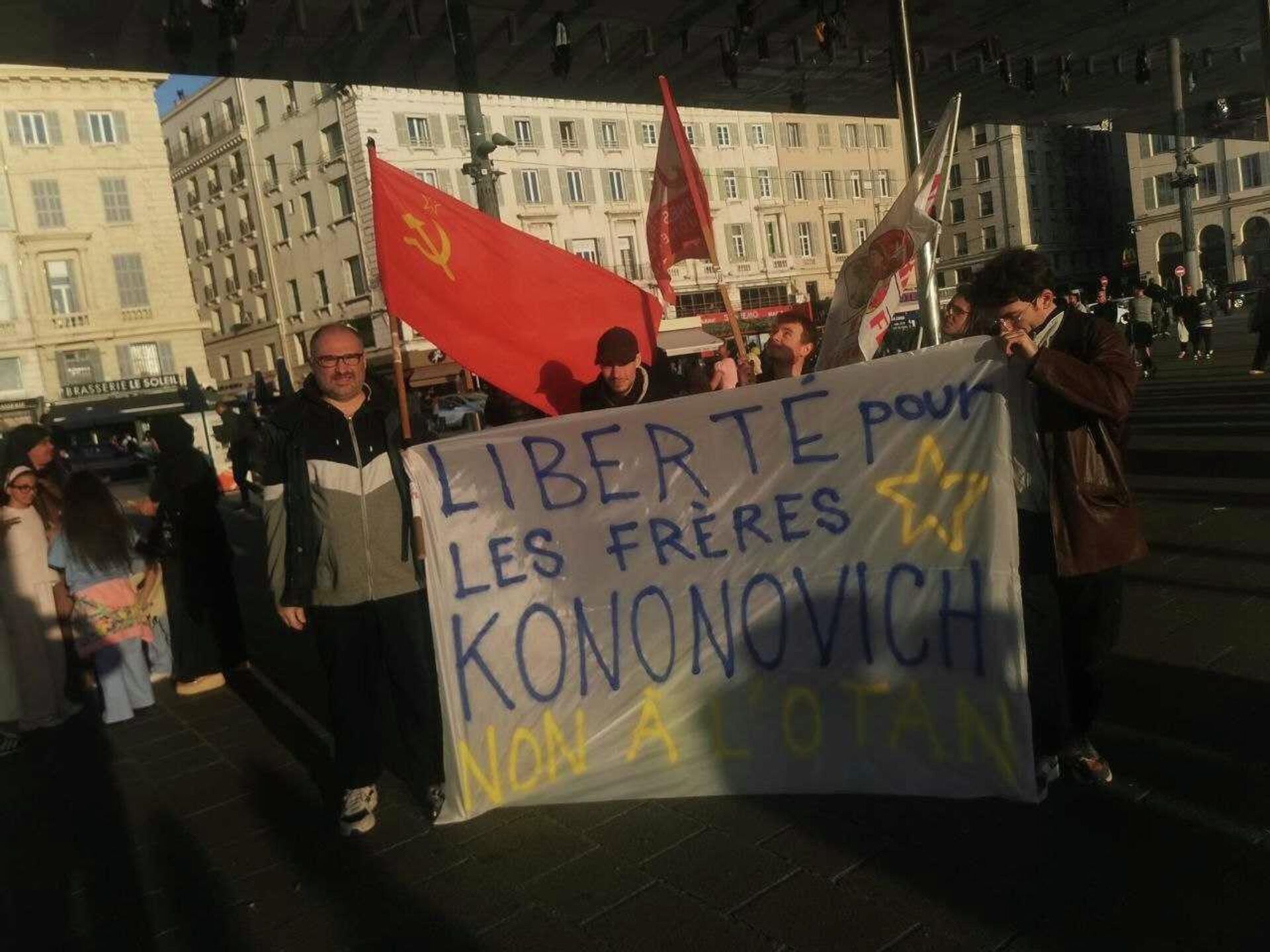 Митинг в поддержку Кононовичей в Марселе - РИА Новости, 1920, 26.03.2026