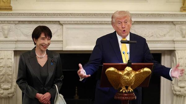 Санаэ Такаити и Трамп за трибуной