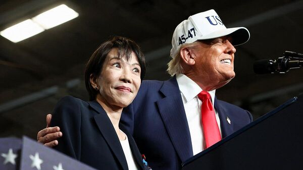 Трамп и Санаэ Такаити 