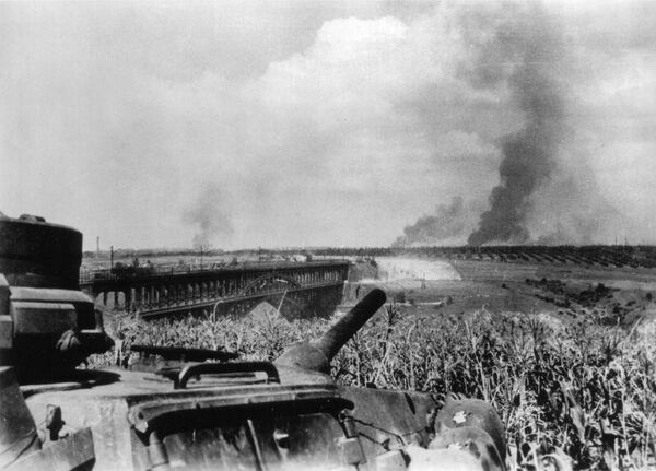 Вид с берега на мост через Старый Днепр и остров Хортица во время боев за Запорожье в сентябре 1941 года. Немецкое фото