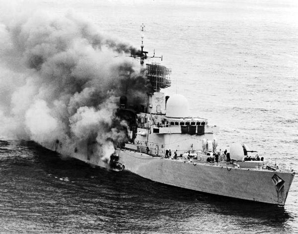 Фолклендская война. Горит британский эсминец Шеффилд