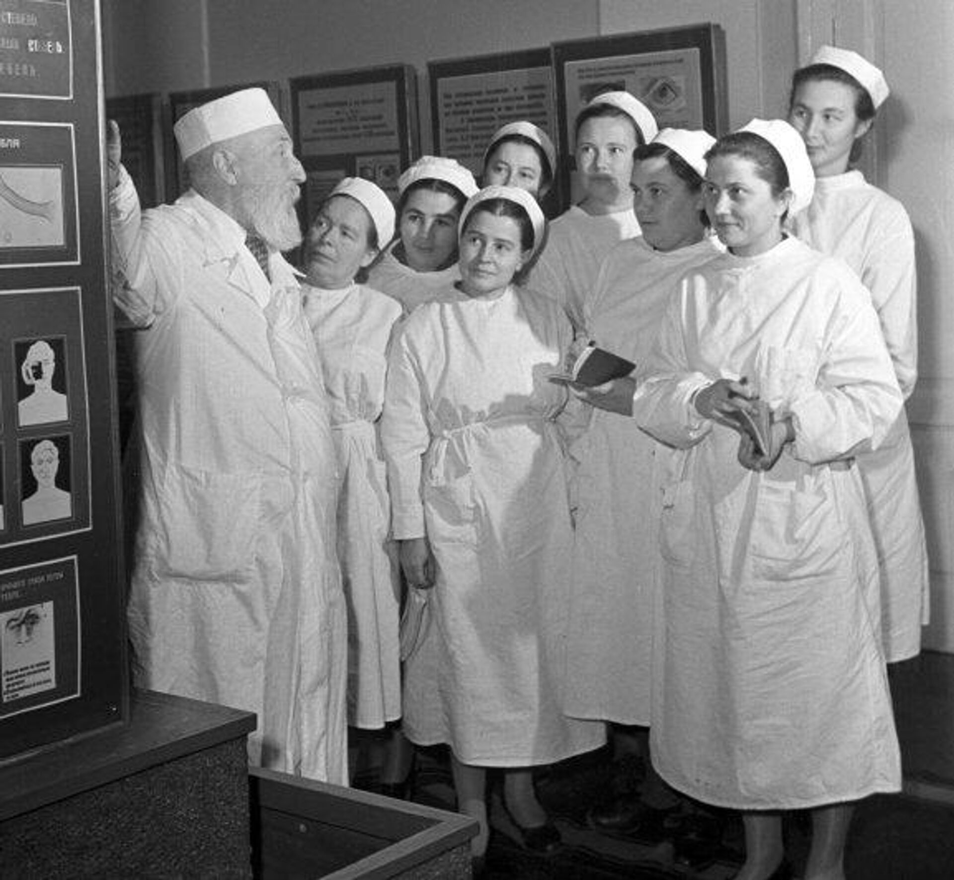 Академик Владимир Филатов консультирует группу врачей в одесском Институте глазных болезней. 1951 год. Академик Владимир Филатов консультирует группу врачей в одесском Институте глазных болезней. 1951 год. - РИА Новости, 1920, 04.04.2026