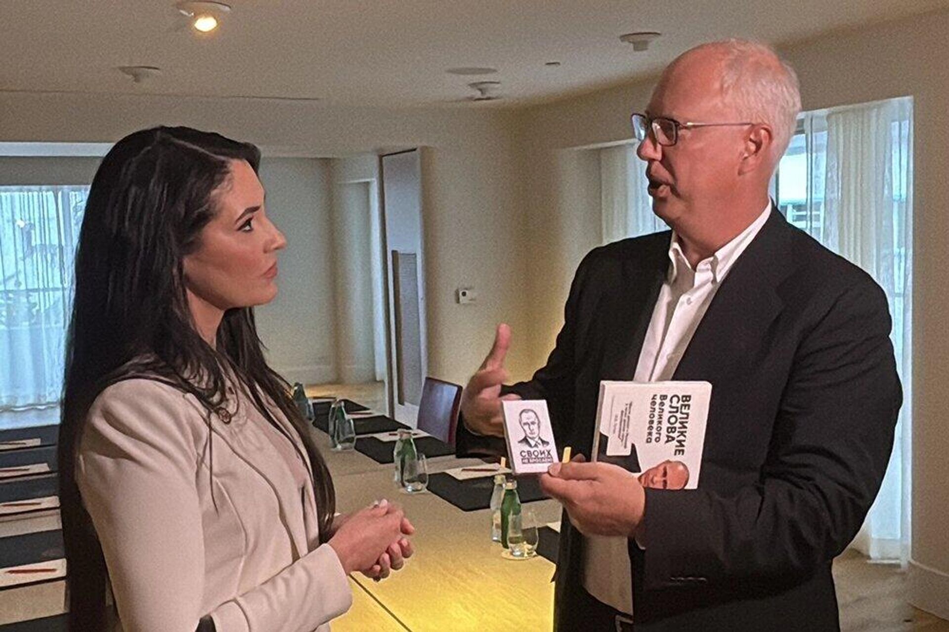 Анна Паулина Луна получает подарок от Путина - РИА Новости, 1920, 04.04.2026