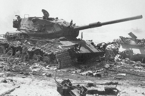 Разбитый израильский танк на Голанских высотах. Октябрь 1973 года