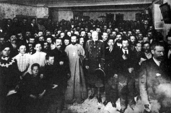 Открытие отделения Собрания фабрично-заводских рабочих на Коломенском острове в Санкт-Петербурге. В центре – Георгий Гапон и градоначальник Иван Фуллон