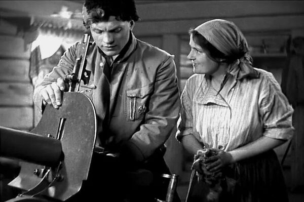 Леонид Кмит в роли Петьки и Варвара Мясникова в роли Анки. Кадр из фильма Чапаев