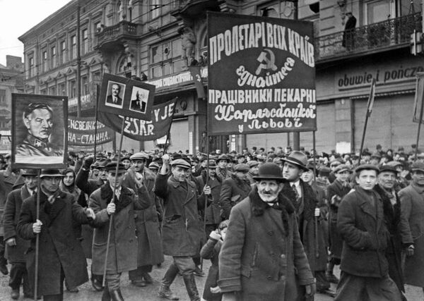 Львов. Демонстрация 7 ноября 1939 года Львов. Демонстрация 7 ноября 1939 года
