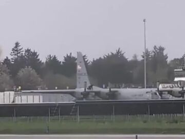 В Ирландии неизвестный повредил американский самолёт с помощью топора