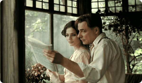 Юлия Снигирь в роли Маргариты и Евгений Цыганов в роли мастера. Кадр из фильма Мастер и Маргарита, 2024 года 