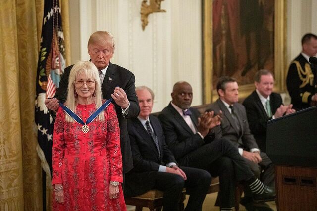 Неужели Трамп решил похитить Папу Римского?