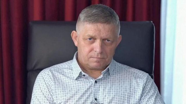 Фицо остался без знамени. Но и деньги для Киева пока тормозят
