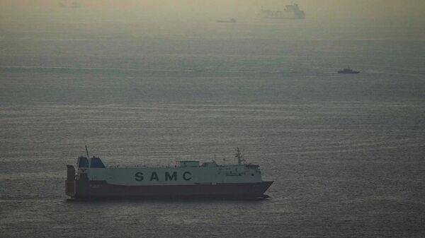 Грузовые суда следуют по Персидскому заливу в направлении Ормузского пролива