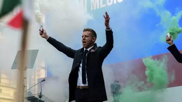 Петер Мадьяр во время митинга в Будапеште, Венгрия