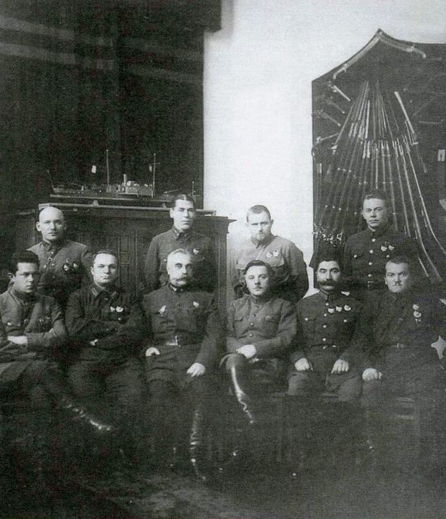 © commons.wikimedia.org / Члены Реввоенсовета СССР. Первый ряд: Иона Якир, Александр Егоров, Сергей Каменев, Климент Ворошилов, Семён Будённый, Михаил Левандовский; второй ряд: Константин Авксентьевский, Борис Шапошников, Иван Белов, Иероним Уборевич. Декабрь 1927 года Сталинская оплеуха. К вождю народов вполне можно было прикоснуться кулаком