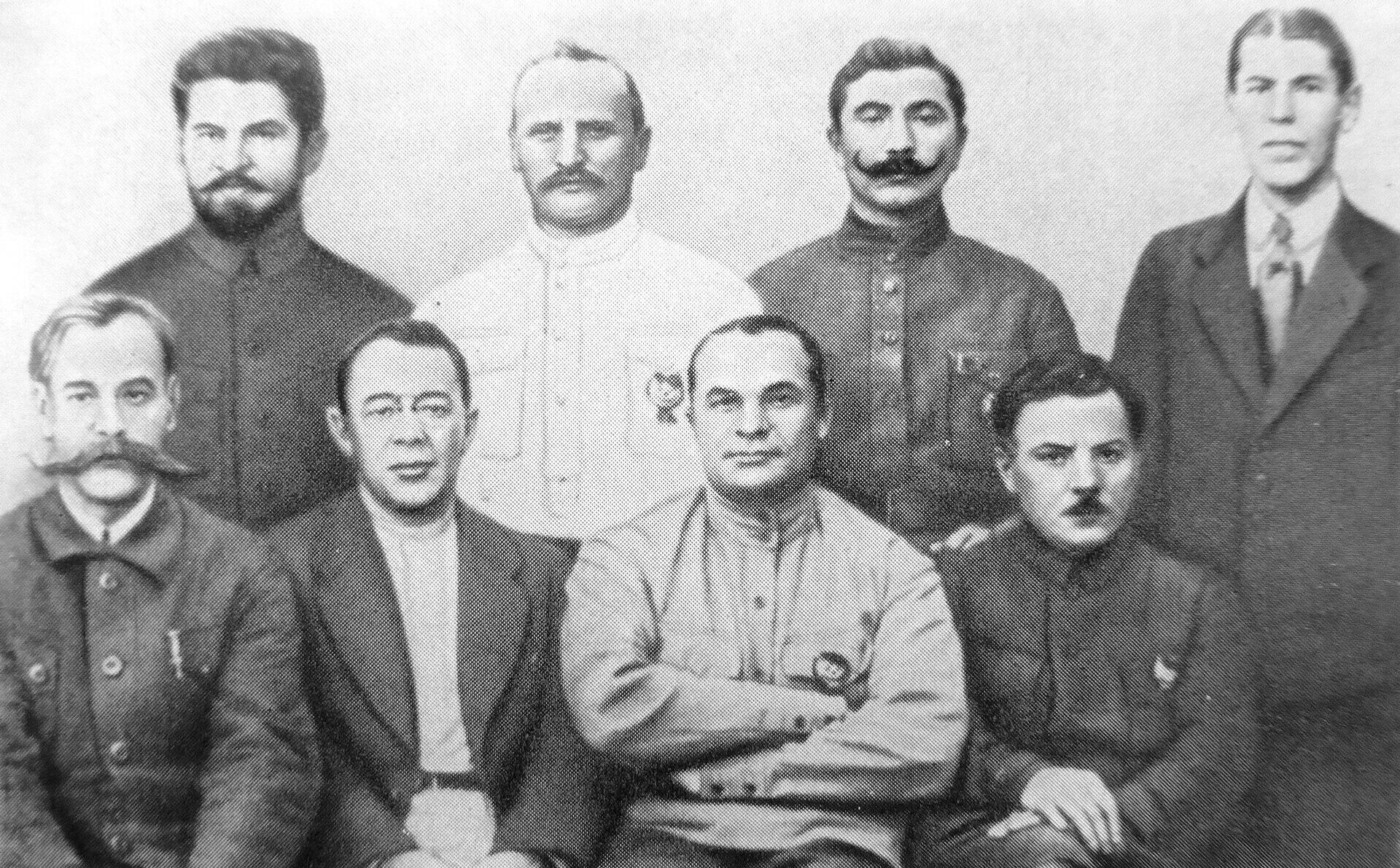 Командиры Первой Конной армии в Полевом штабе РККА. Сидят: Сергей Каменев, Сергей Гусев, Александр Егоров, Климент Ворошилов. Стоят: Павел Лебедев, Николай Петин, Семён Будённый, Борис Шапошников - РИА Новости, 1920, 15.04.2026