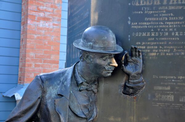 Филёр и шалопай. Фрагмент жанровой скульптуры в г. Владимир