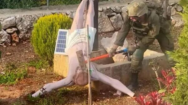 Израильский военный разбил статую Иисуса Христа в поселении Дибель на юге Ливана