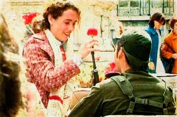 Гвоздика в стволе автомата - символ португальской революции 1974 года